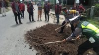KABAG OPS POLRES SIMALUNGUN IKUT PENIMBUNAN JALAN RUSAK SEPANJANG JALAN SIANTAR SARIBUDOLOK.