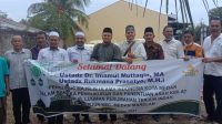 Ketua Nadlatul Ulama (NU) Kec. Medan Marelan Ustadz. Abdul Rahman, M.Pd letakan batu pertama Musholla Al Luqman..