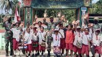 Peduli Pendidikan, Satgas 131/Brs Beri Pelajaran Tambahan dan Bagikan Buku Kepada Anak-Anak Papua