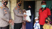 Kapolres Batu Bara Kunjungi Bapak Syuhada Sekaligus Berikan Bansos Kaum Dhuafa dan Anak yatim di Desa Pelanggiran.