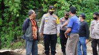 Kapoldasu Melalui Kapolres Simalungun Tinjau Lokasi Longsor di Sipolha dan Serahkan Bansos Kepada Warga Terdampak