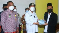 Bupati Simalungun Berikan Vitamin, Masker dan paket Sembako Di Pesantren Sabilusalam Ujung Padang.