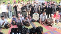 Kapolres Batu Bara Bersama KSJ dan Pendawa Salurkan Bantuan Sembako Kabareskrim Polri di Desa Mangkai Baru.