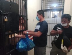 Polsek Medan Baru Bagikan Makanan Tambahan Ayam PenyetKepada Para Tahanan.