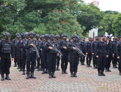 Satbrimob Polda Banten Lakukan Pengamanan Unras Serikat Buruh di Kantor Pemkab Serang.