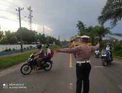 Satlantas Polres Batu Bara Laksanakan Pengaturan Lalu Lintas Pagi dan Edukasi Prokes.