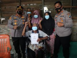 Kapolres Batu Bara Bersama KSJ Berikan Kursi Roda Kakek Baharuddin Sekaligus Jenguk Wartawan Korban Kecelakaan.