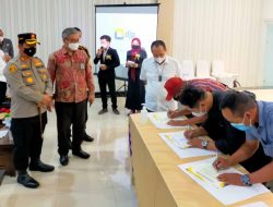 Bupati Bersama Kapolres Batu Bara Saksikan Penandatanganan Piagam Komitmen Wajib Pajak Se Pemerintahan Kabupaten Batu Bara.