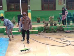 PERSONEL POLSEK SERBELAWAN GOTROY BANTU WARGA KORBAN BANJIR.