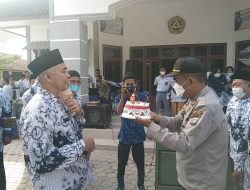 Polsek Indrapura Berikan Tart Hari Guru dan Ulang Tahun PGRI Ke-76 di SMK Budi Darma.