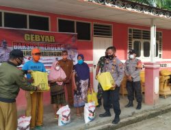 KAPOLSEK BANGUN BAGIKAN PAKET SEMBAKO KEPADA LANSIA KURANG MAMPU USAI VAKSIN.