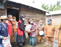 Ketua BK3S Berikan Bantuan Warga Desa Gambus Laut Yang Terdampak Banjir