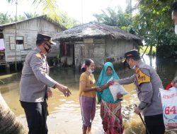 Kapolres Batu Bara Bersama Pejabat Utama dan Jajaran Kunjungi Korban Banjir di Desa Kwala Gunung.