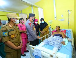 Tinjau RS Korban Erupsi Semeru, Kapolri Instruksikan Beri Perhatian Khusus ke Lansia, Ibu Hamil dan Anak.