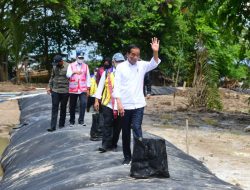 Presiden Tinjau Pembangunan Tanggul Pengendali Banjir dan Serahkan Bantuan Sosial.