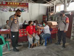 KAPOLSEK BANGUN DAN BHABINKAMTIBMAS MONITORING VAKSINASI DI NAGORI KARANG BANGUN.