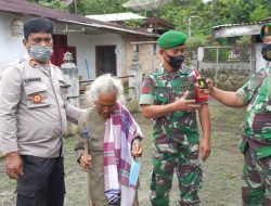 POLISI DI SIMALUNGUN DATANGI NENEK BERUMUR 113. TAHUN YANG SEMANGAT UNTUK DI VAKSIN.