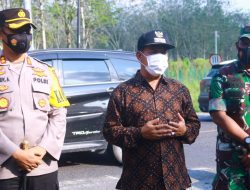 Tinjau Pos Pengamanan NaTaRu, Bupati : Tetap semangat dan jaga kesehatan.