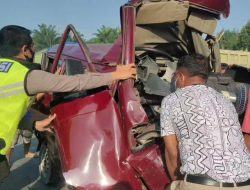 Tabrakan Beruntun Di Jalinsum Batu Bara Satu Mobil Truck Bermuatan Hantam Pantat Mini Bus.