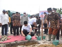 Bupati Bersama Ketua DPRD Batu Bara Melakukan Peletakan Batu Pertama Musholla Al-Hidayah Desa Simpang Gambus.