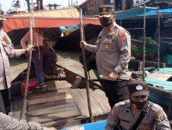 Kapolres Batu Bara Gunakan Sampan Nelayan Sebrangi Muara Tinjau Vaksinasi di SDN 15 Bandar Rahmat.