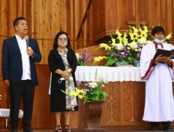 Bupati bersama istri laksanakan kebaktian Minggu di Gereja HKBP Parapat.