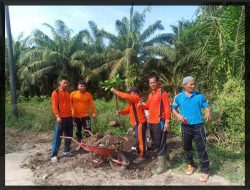 Kades Beserta Perangkat dan Masyarakat Desa Kandangan Bahu Membahu Perbaiki Jalan Desa.