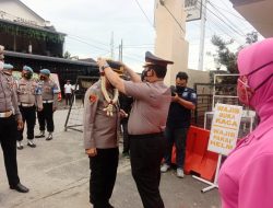 Atraksi Pedang Pora Serta Rasa Haru dan Isak Tangis Mengiringi Pelepasan Kapolres Batu Bara.
