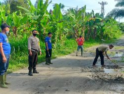 PERSONIL POLSEK RAYA KAHEAN GALAKAN GOTONG ROYONG BENAHI JALAN UMUM.