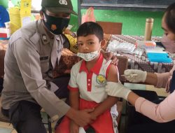 POLISI SAHABAT ANAK, BHABINKAMTIBMAS BERNYANYI MENGALIHKAN PERHATIAN UNTUK ANAK SEMANGAT DI VAKSIN.