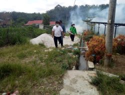 ANTISIPASI DBD BHABINKAMTIBMAS BERSAMA UNSUR PEMERINTAH KECAMATAN TANAH JAWA LAKUKAN FOGGING.