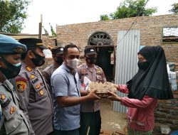 Empat Rumah Porak Poranda di Terjang Angin Puting Beliung, Kapolsek Indrapura Berikan Bantuan.