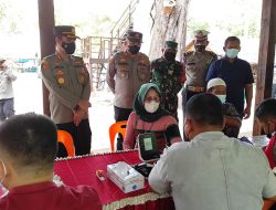 Kapolres Batu Bara Didampingi Kapolsek Lima Puluh Cek Vaksinasi di Pantai Sejarah.