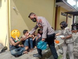 KPOLSEK BANGUN BAGIKAN NASI BUNGKUS DAN SWAB ANAK ANAK KOMUNITAS JALANAN.