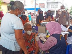 Kapolsek Perdagangan Bersama Personil Monitoring Giat Vaksinasi I, II Dan III Masyarakat Penerima BST di Kantor Pos Perdagangan.