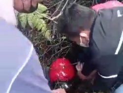VIRAL…!!! POLISI SIMALUNGUN BANTU KORBAN LAKA LANTAS YANG MASUK DALAM PARIT.