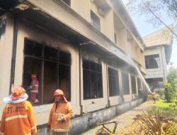 GEDUNG BLK DISNAKER PEMPROVSU KEBAKARAN POLSEK BANGUN TURUN OLAH TKP.