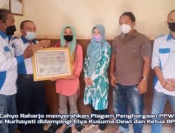 PPWI Cirebon Sampaikan Piagam Penghargaan Kepada NURHAYATI Korban Kriminalisasi Aparat Hukum.
