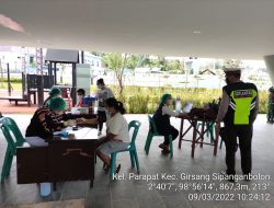 Polsek Parapat Percepat Vaksinasi Di Pantai Bebas Parapat Dan Menyampaikan Himbauan Disiplin Prokes.