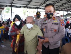 POLRES SIMALUNGUN DUKUNG PROGAM NASIONAL GEMPUR VAKSINASI DI KANTOR CAMAT TANAH JAWA.