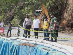 Tinjau Jalan Longsor Penghubung Siantar-Parapat, Bupati Harapkan BBPJN Sumut Segera Menanganinya.