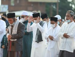 Bupati Batu Bara Menjalankan Shalat ied di Lapangan Indrasakti Indrapura.