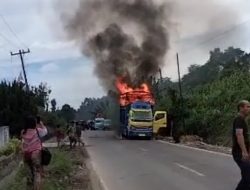Truk Pengangkut Pisang Terbakar, Polsek Panei Tongah Polres Simalungun Lakukan Evakuasi