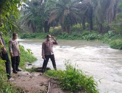 Naas…!!! Bocah Usia 3 Tahun Hanyut Di Sungai Manahul, Kapolsek Perdagangan Kerahkan Personil