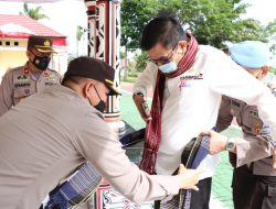 RESES DI POLRES SIMALUNGUN AKBP RONALD BERIKAN ULOS HIOU PAMOTTING KEPADA HINCA PANJAITAN