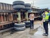Laka Lantas Truck Kontainer Tabrak Pembatas Jalan Lalu Terbalik