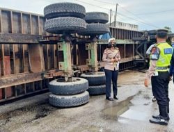 Laka Lantas Truck Kontainer Tabrak Pembatas Jalan Lalu Terbalik