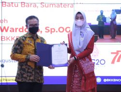 BKKBN Berikan Penghargaan Manggala Karya Kencana Kepada Ny Maya Zahir Terkait Penurunan Stuting 2022