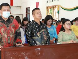 Bupati Simalungun dan Keluarga Laksanakan Ibadah Minggu di Gereja GKPS Pematang Panei