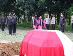 Kapolres Pimpin Upacara Pemakaman Anggota Polres Simalungun Yang Meninggal Dunia Di TMP Nagur